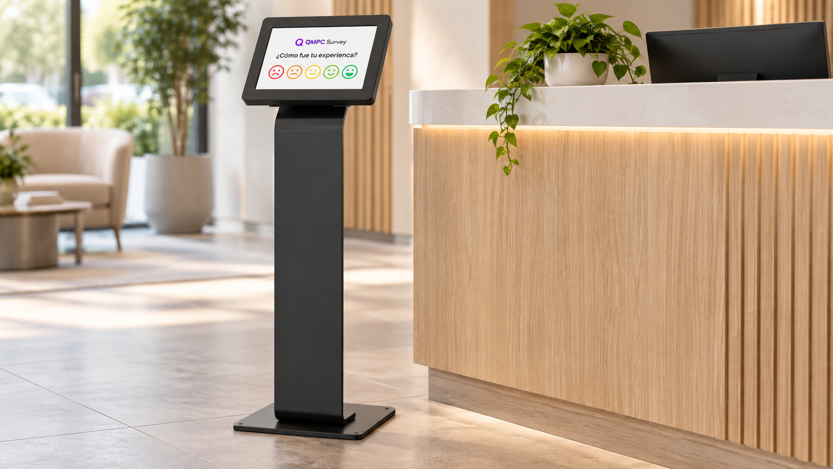 QMPC Survey en un pedestal negro junto a recepción