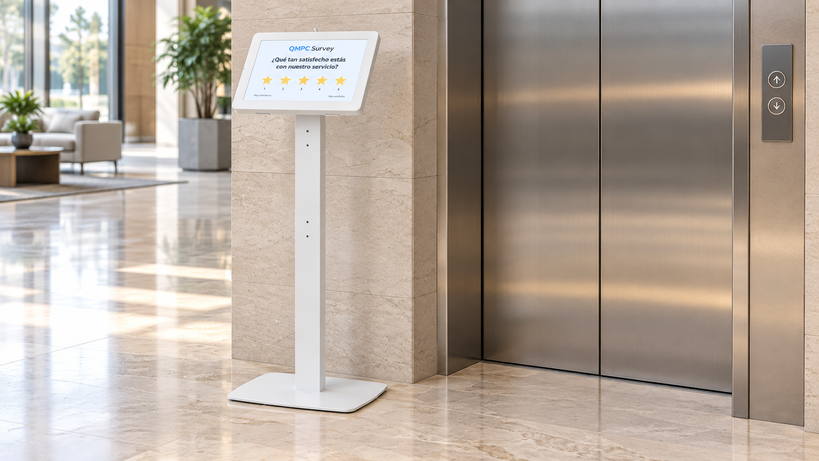 Encuesta de estrellas de QMPC Survey en un pedestal blanco junto a un ascensor